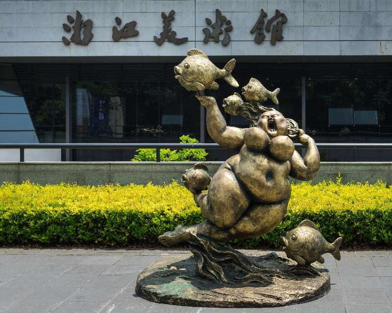 浙江美术馆副馆长余良峰表示,有美一人,硕大且卷,我们完全可以用一种欢乐、轻松的观展态度来体验肥女健康饱满、激情四射的生命之美,也许是这个初夏杭州西湖的趣事。 本次展览展出广州雕塑院院长许鸿飞近80件肥女雕塑,是许鸿飞个人在国内规模最大的一次作品展示,亦是浙江美术馆的首次户外雕塑展。许鸿飞精心挑选了多件周游列国、广受欢迎的经典雕塑作品外,并特地为杭州市民创作了多件富于江南风情的肥女作品,包括《花港观鱼》《乐畔涟漪》《舞上江南》等。展览采取架上雕塑与大型户外雕塑相结合的展示方式,全面地